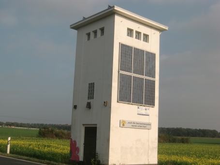 Sonsbeck-Hamb : Hamber Dyk / Strohweg, ehem. RWE-Trafoturm, an der Südseite und auf dem Dach sind Solarmodulen angebracht worden die den Strom für die E-Bike-Ladestation liefern.